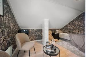 哈尔斯塔AA Home Solgryveien Harstad的一间设有一张床和泰迪熊的房间
