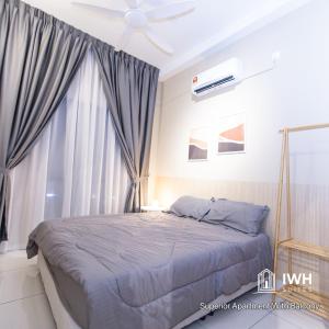 怡保Ipoh Horizon Skypool Town Suites 4-11pax by IWH Suites的一间卧室配有一张床和吊扇
