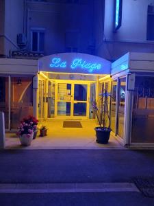 瓦尔拉普拉日Hotel De La Plage 2 étoiles的带有读咖啡馆孤独标志的建筑