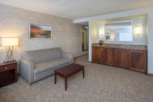 林夕昆高地Holiday Inn Baltimore BWI Airport, an IHG Hotel的客厅配有沙发和桌子