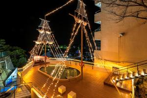 白滨三乐庄酒店的船上的两盏圣诞灯