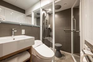 东京remm plus Ginza的浴室配有卫生间、盥洗盆和淋浴。