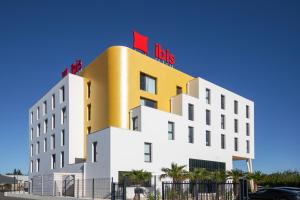 马里尼亚讷Ibis Marseille Marignane Technopole的上面有一个红色标志的酒店