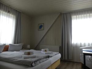 奥利希斐科特宾馆的一间卧室配有一张带两个枕头的床