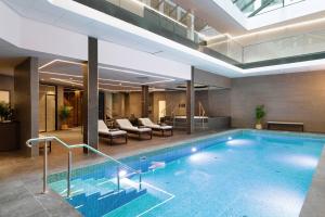 索尔纳AC Hotel by Marriott Stockholm Ulriksdal的游泳池,位于酒店,设有大堂