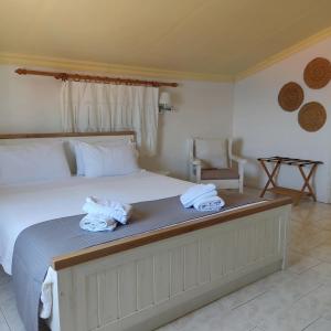 锡米阿纳斯塔西娅酒店的一间卧室配有带毛巾的床