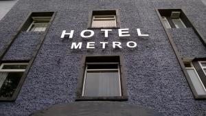 瓜达拉哈拉大都会酒店的大楼一侧的酒店地铁标志