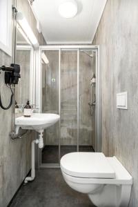 艾于兰Aurland Guesthouse的带淋浴、卫生间和盥洗盆的浴室