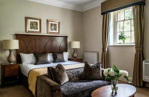 亚姆克拉索恩厅酒店的酒店客房,配有床和沙发