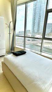 Wonderful two bed room with full marina view客房内的一张或多张床位