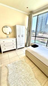 Wonderful two bed room with full marina view客房内的一张或多张床位