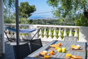尼斯Villa vue mer, terrasse et spa的阳台上摆放着食物盘的桌子