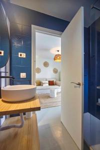 比尼贝卡OasisBlanc Binibeca的客房内设有带水槽和浴缸的浴室