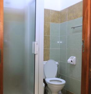内罗毕ACK Guest House Nairobi的一间带卫生间和玻璃门的浴室