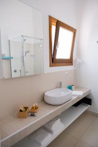 斯克佩罗Baglio La Riserva的白色的浴室设有水槽和镜子