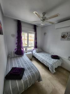 比利亚马丁FABULOUS 2 BED 2 BATH APARTMENT !的一间卧室配有两张床和吊扇
