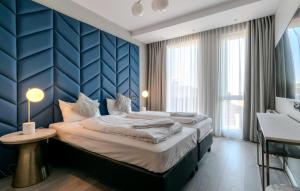 雷克雅未克Midtown Hotel的一间卧室设有一张蓝色墙壁的大床