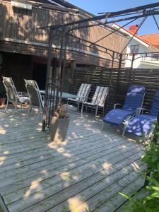 哥德堡Studio i villa的庭院里摆放着一组椅子和一张桌子