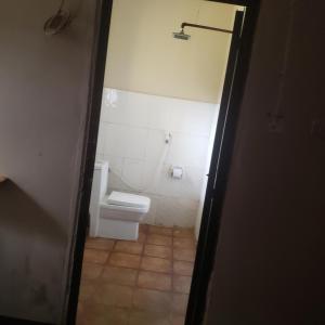 伊林加Safari Junction Backpackers hostel的一间位于客房内的白色卫生间的浴室