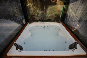 萨潘贾Villa Aysha 2的客房内设有一个大浴缸,