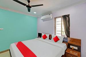 布巴内什瓦尔OYO Flagship Hi5 Days Inn Premium的一间卧室配有一张床和吊扇