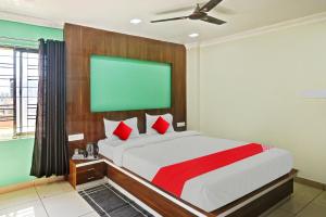 布巴内什瓦尔OYO Flagship Hi5 Days Inn Premium的一间卧室配有一张绿屏大床