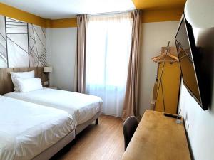 卢尔德卢尔德帝国美居酒店的一间卧室配有一张床、一张书桌和一个窗户。