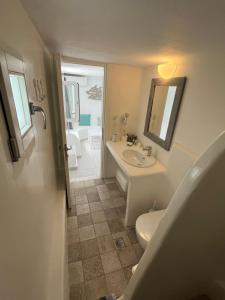米克诺斯城玛格丽塔别墅酒店的一间带水槽、卫生间和镜子的浴室