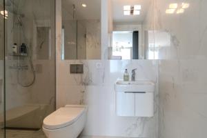 雷克雅未克Midtown Hotel的浴室配有卫生间、盥洗盆和淋浴。