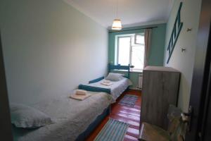 DebedChamich Guesthouse的客房设有两张床和窗户。