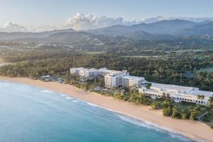 里奥格兰德Wyndham Grand Rio Mar Rainforest Beach and Golf Resort的享有海滩空中美景的公寓