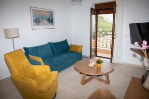 Agia FotiniAgnanti house的客厅配有蓝色的沙发和桌子