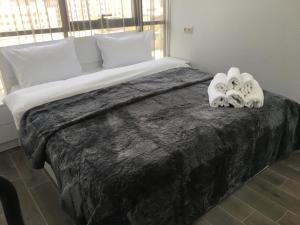 埃里温Apartment in centre of Yerevan的一间卧室配有一张大床,床上有两条毛巾