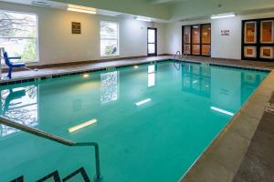 奥罗拉Comfort Suites Denver near Anschutz Medical Campus的蓝色海水大型游泳池