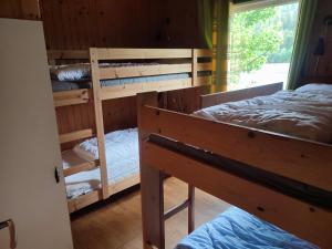 比尔克兰Strandheim Two-Bedroom Cottage的带窗户的客房内的两张双层床