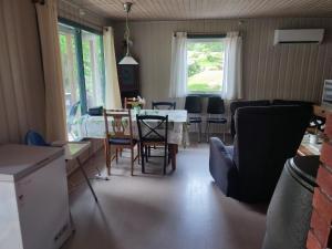 比尔克兰Strandheim Two-Bedroom Cottage的厨房以及带桌椅的起居室。