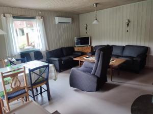 比尔克兰Strandheim Two-Bedroom Cottage的客厅配有沙发和桌子