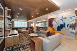 亚特兰大Homewood Suites by Hilton Atlanta Buckhead Pharr Road的一个带沙发和桌子的办公室大堂