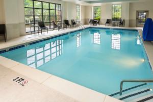亚特兰大Homewood Suites by Hilton Atlanta Buckhead Pharr Road的一座蓝色海水的大型游泳池