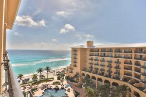 坎昆Kempinski Hotel Cancun的从酒店阳台可欣赏到海景