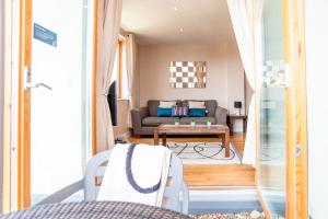纽基2-bedroom Apartment - Fistral Beach的客厅配有沙发和桌子