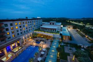 海得拉巴海得拉巴机场诺富特酒店的享有酒店顶部的景色,晚上设有游泳池