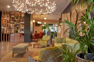 里斯本邦索德酒店的大堂配有沙发、椅子和植物
