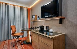 伦敦希尔顿伦敦塔桥酒店的酒店客房设有一张桌子和一台电视机
