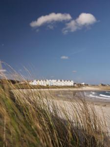 Braye布莱耶海滩酒店的享有海滩美景,拥有建筑背景