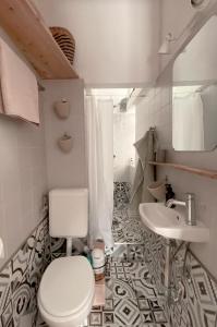 汉堡Apartment_Lucas的一间带卫生间和水槽的浴室