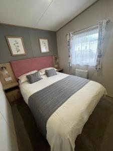 达农The Roecliffe Sea View 9的一间卧室设有一张大床和一个窗户。