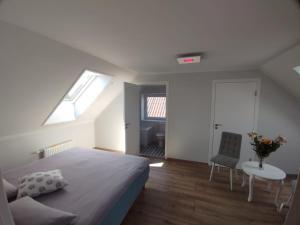 萨拉茨格里瓦Apartamenti Bocmaņa laukums 2A, Salacgrīva的一间卧室配有一张床、一张桌子和一个窗户。