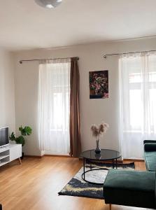 维也纳Luxus Apartment的客厅配有沙发和桌子