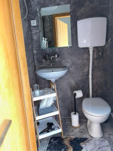 卡斯特尔·斯塔费力克Soba za odmor Sun的一间带水槽、卫生间和镜子的浴室